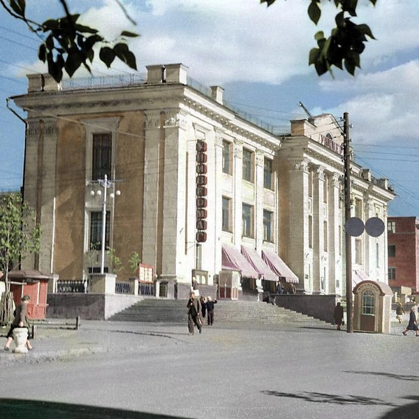 На улице Куйбышева, у «Детского мира», 1957 год. Фото&nbsp;— А. Гордеев | Источник: Perm-de-Monocle / vk.com