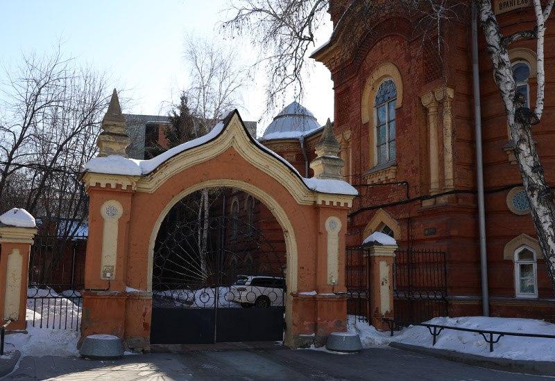 У входа в краеведческий музей сохранились красивейшие ворота. На фотографиях нового времени они по большей степени в тени, потому что теперь за ними строится гостиница. Ее возведением занимается фирма бывшего заммэра Иркутска Евгения Девочкина. | Источник: Ксения Филимонова / «ИрСити»
