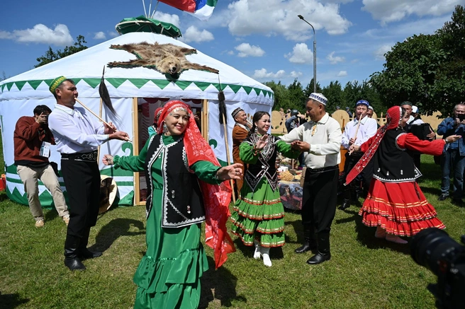 Танцы у юрты | Источник: gossov.tatarstan.ru
