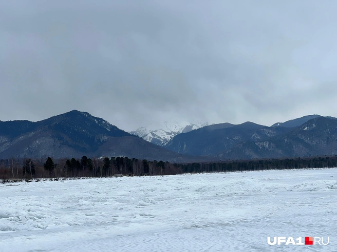 Вид на горы вокруг Байкала в начале апреля | Источник: Андрей Бирюков / UFA1.RU