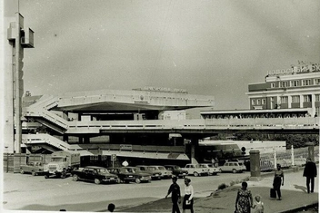 Так здание выглядело в 1980-е годы&nbsp;— киоски, которые явно портили вид площади, появились примерно в 1990-е | Источник: foto-history.livejournal.com