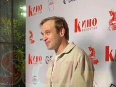 Холостой Тройник, загорелая Кузнецова после Мальдив, Кончаловский с дочерью: звезды в белом на премии «Аванс»