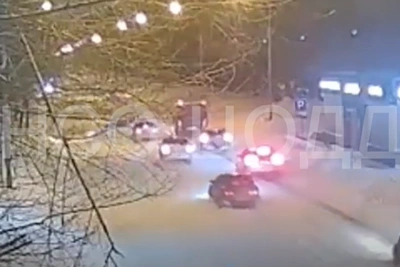 Автомобиль вылетел на встречную полосу и столкнулся