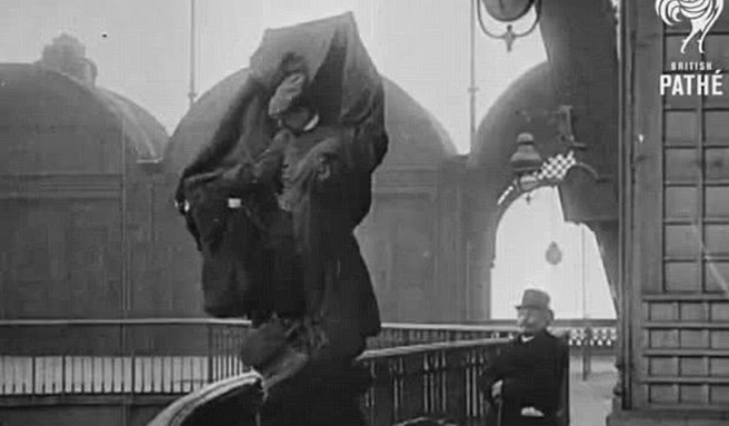Через пару минут случится трагедия… | Источник: British Pathé