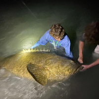 Посмотрите, какого окуня-голиафа поймал школьник из Флориды: угадаете вес рыбины?