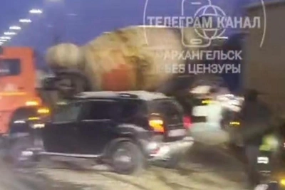 Massive pile-up in Arkhangelsk: Traffic jam forms at scene