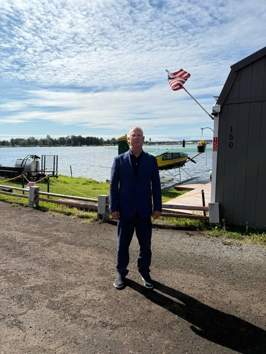 Он сфотографировался на фоне флага США  | Источник: Кирилл Дмитриев / Telegram 