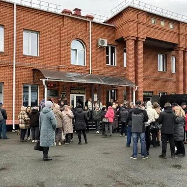 «Господи, за что?» В Копейске начали прощаться с погибшими от взрывов заводчанами | Источник:  Наталья Лапцевич / 74.ru