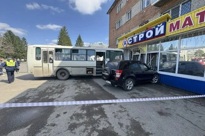 В Бийске автобус насмерть сбил пешехода и врезался в здание