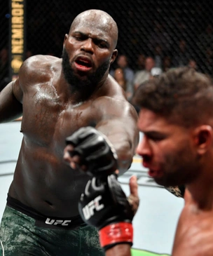 Легенда MMA нокаутирован за 4 секунды до конца главного боя вечера (видео)