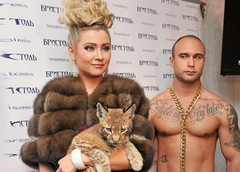 28-летний стриптизер стал рабом Лены Лениной ради крутой иномарки