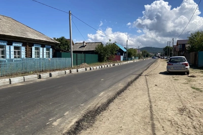 В Горячинске обустраивают тротуары и ставят бордюры