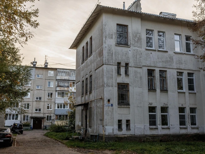 Среди привычной застройки встречаются здания, которые выделяются своей архитектурой | Источник: Александр Куренной / 76.RU