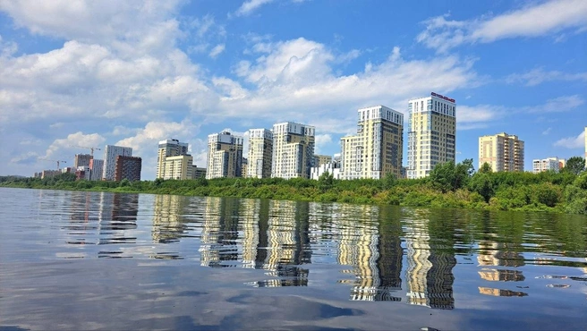 А это ЖК на берегу. Здесь должен был появиться и пешеходный мост, но работы пока не начали | Источник: Евгений Рубе