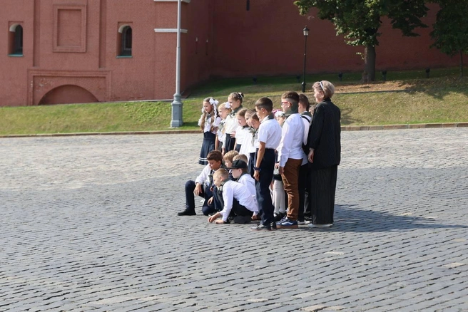 Дети фотографируются с классным руководителем | Источник: Артем Устюжанин / MSK1.RU