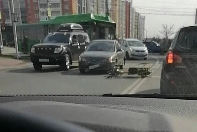 Курьера сбили на велопереходе в Челябинске