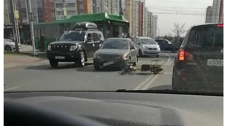 На новом велопереходе в Челябинске сбили курьера (видео)