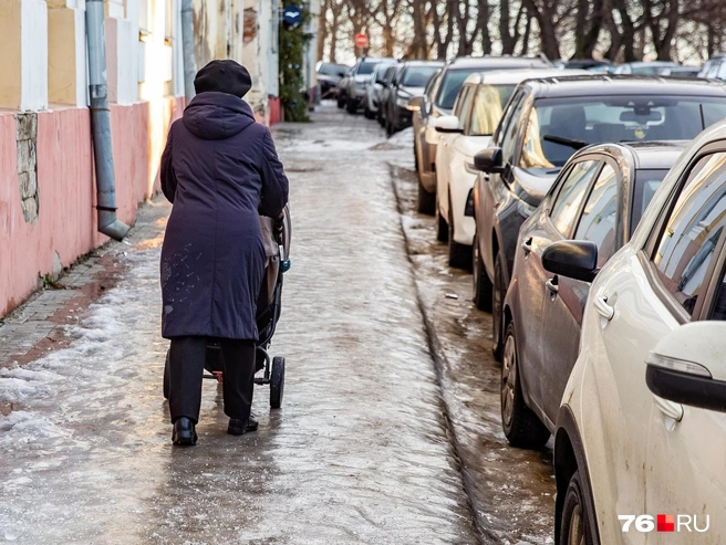 Скользко и машинам, и пешеходам | Источник: Кирилл Поверинов / 76.RU