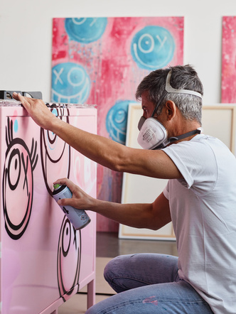 Художник раскрасил граффити кухню и мусорное ведро