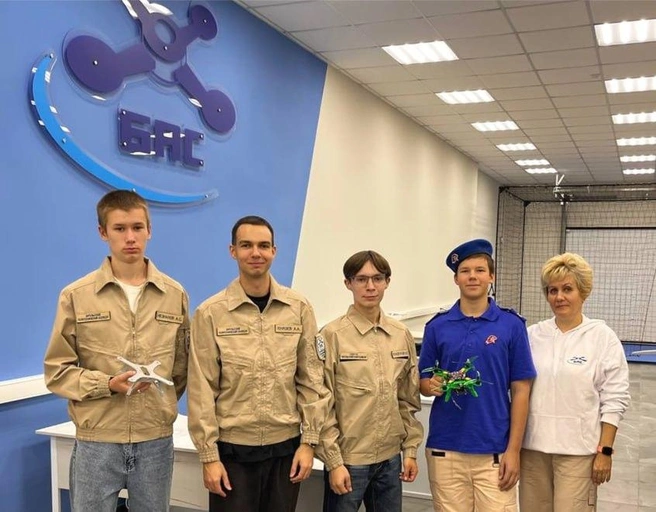 Ребята с наставниками | Источник: Пресс-служба министерства образования Саратовской области