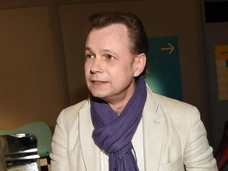 Все близкие в сборе, звучат песни: на Троекуровском открыли памятник Владимиру Левкину