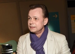 Все близкие в сборе, звучат песни: на Троекуровском открыли памятник Владимиру Левкину