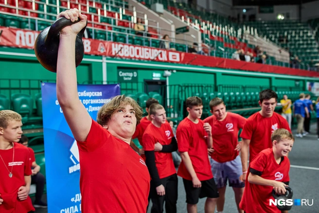 Участники соревнований выполняли упражнения на силу и ловкость | Источник: Александр Ощепков/NGS.RU