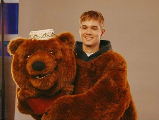 «Елки» давно стали новогодней классикой — они радуют зрителей в праздники уже в 12-й раз | Источник: кадр из кинофильма «Елки-12» (12+), реж. Ольга Долматовская, Андрей Силкин и др., кинокомпания Bazelevs Okko, 2025 год