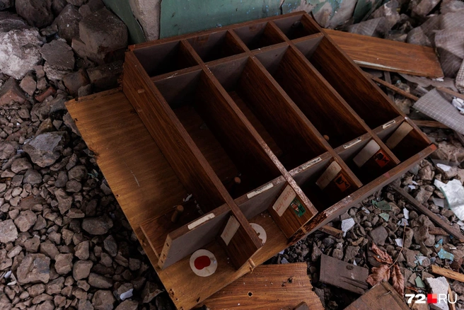 Такой шкафчик мы нашли на полу | Источник: Ирина Шарова / 72.RU