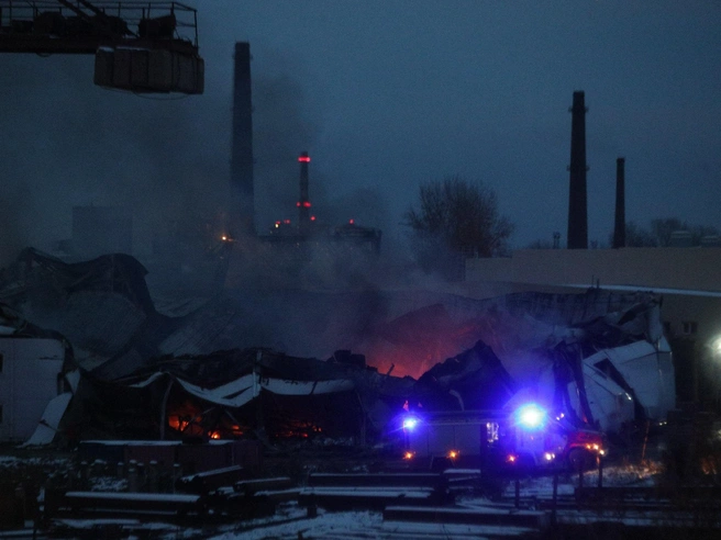 Пожарным удалось не допустить перехода огня на соседнее складское здание.