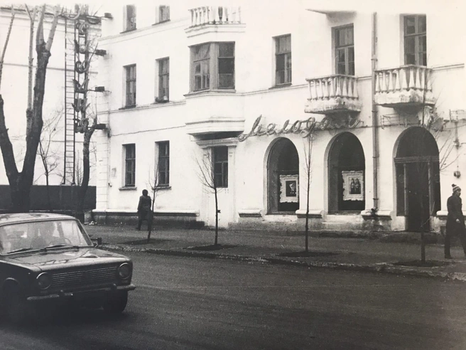 Жилой дом с магазином «Мелодия» на первом этаже на ул. Ленина, 32 в 1982 году | Источник: Комитет по делам архивов Курганской области / vk.com