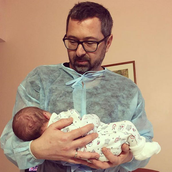 Алексей Рыжов с новорожденной дочерью