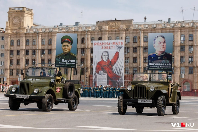 На автомобилях были портреты военачальников | Источник: Алексей Волхонский / V1.RU