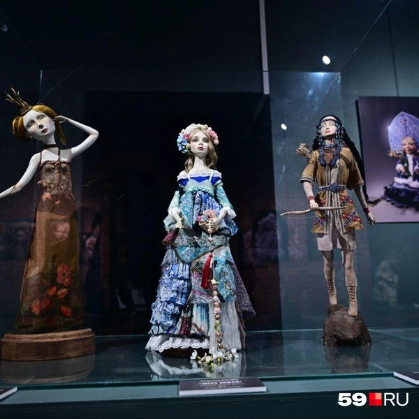 Кукла Евгении «Деметра. Похищение Персефоны»&nbsp;— слева | Источник: Василина Любимова / 59.RU