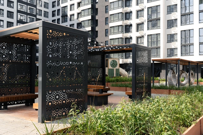 Беседки с гирляндами, светящиеся качели и детские площадки уже установлены | Источник: «Инко и К»