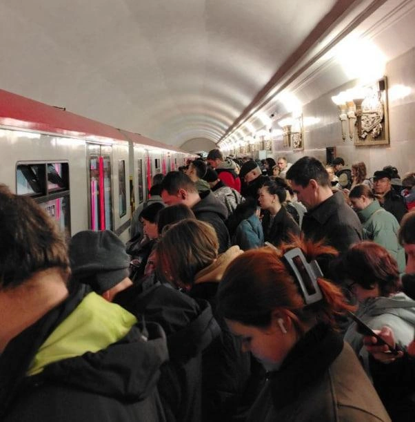 Снова проблемы на красной линии. Петербуржцы сообщают об остановке поезда | Источник: читатель «Фонтанки»