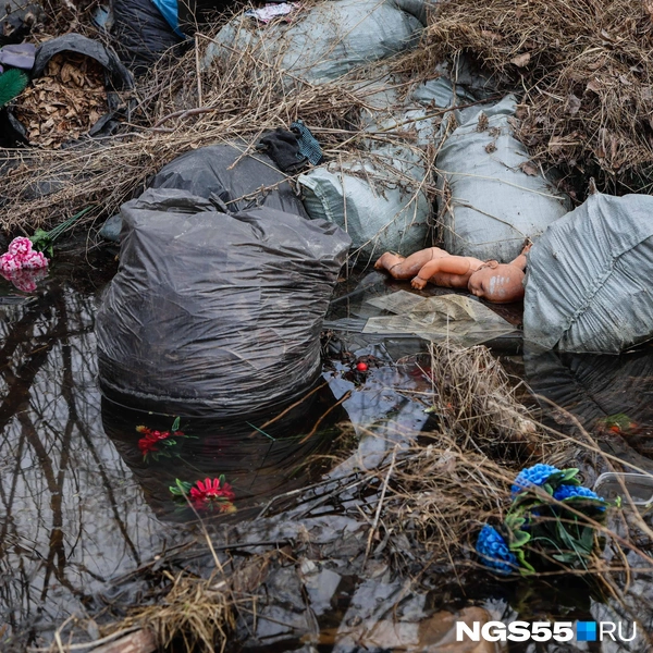 Мешки минимум прошлогодние. Возможно, этой весной их всё же утилизируют как положено | Источник: Евгений Софийчук / NGS55.RU
