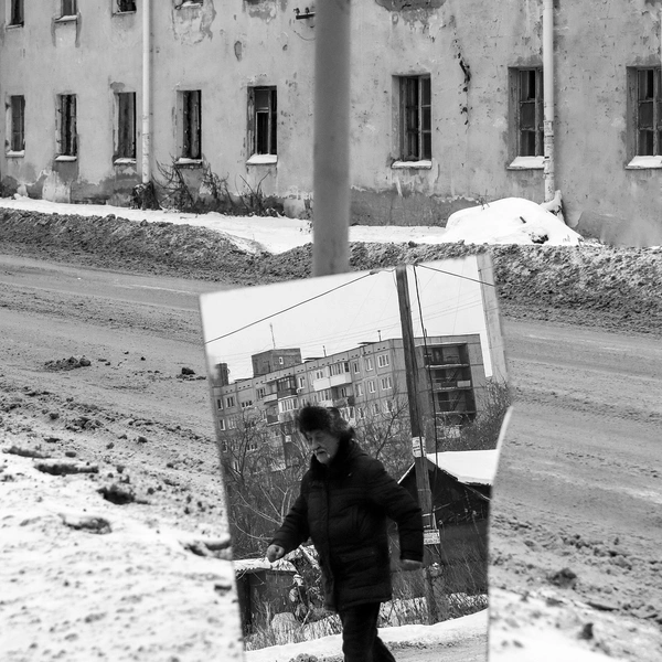 Случайный прохожий попал в осколок зеркала у дома на Куйбышева | Источник: Марина Маковецкая / «Inside OWSK | ОМСК изнутрИ» / Vk.com