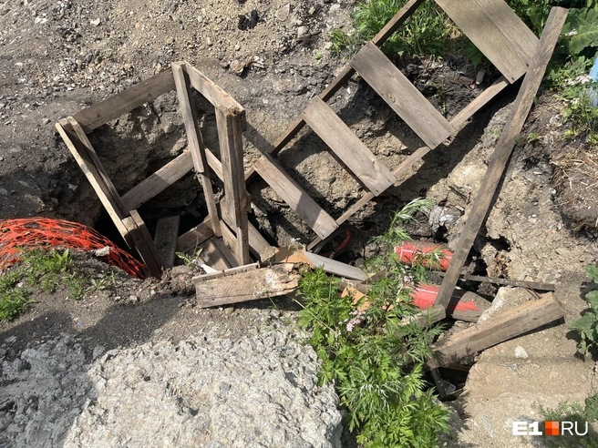 Прямо у дома уже начали раскапывать коммуникации. Сначала яму даже ничем не огораживали | Источник: Анастасия Якупова / E1.RU