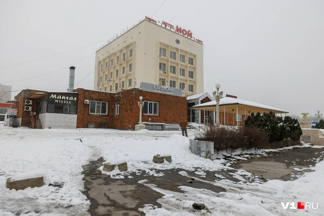 Парковка перед отелем не насчитывает ни одной машины | Источник: Алексей Волхонский / V1.RU