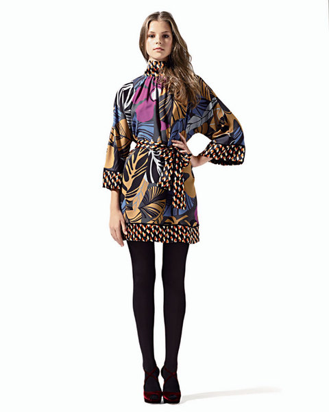 Мини-платье из шелка с рукавами-кимоно, M Missoni;колготы, SiSi-Goldenpoint;туфли из бархата, Jimmy Choo