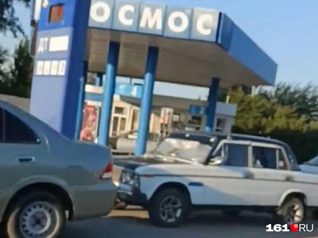 Пустые автомобили припаркованы по всему периметру дороги | Источник: читатель 161.RU