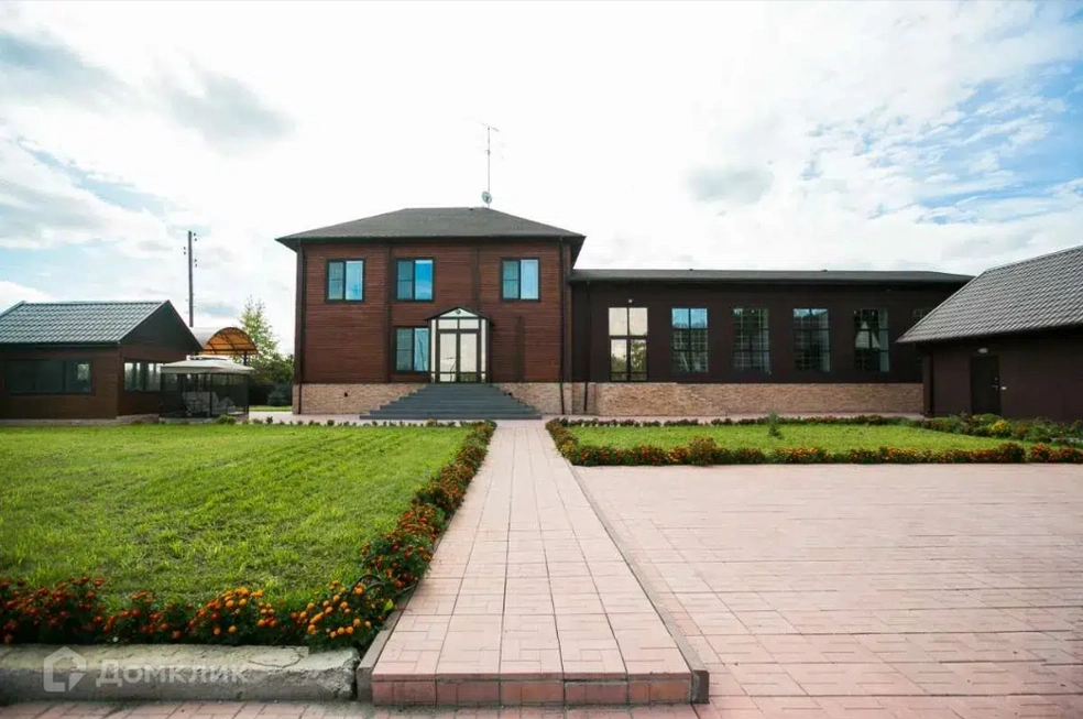 Так дом выглядит снаружи. Справа — бассейн | Источник: Домклик