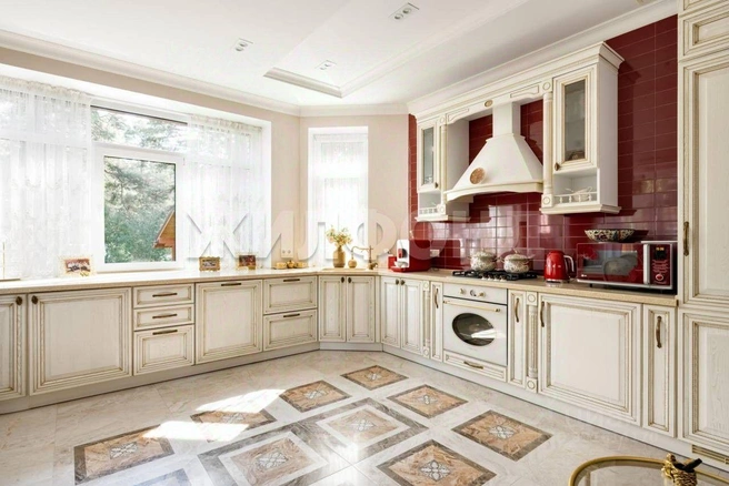 На первом этаже здания обустроили кухню-гостиную с выходом на террасу. | Источник: агентство недвижимости «Жилфонд»/n1