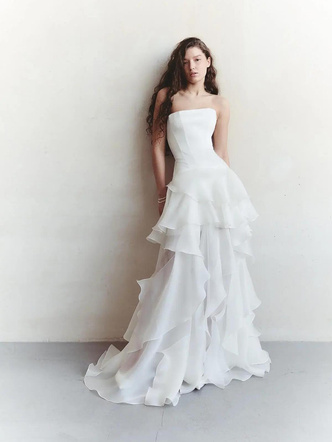 35 самых модных нарядов для невест в 2024 году — от «платьев принцесс» до мини и корсетов