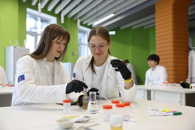 Школьникам-химикам показали топливо и белок будущего