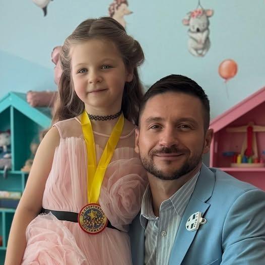 «В сентябре уже школа. Поверить не могу!»: милые кадры дочки Сергея Лазарева с выпускного в детском саду