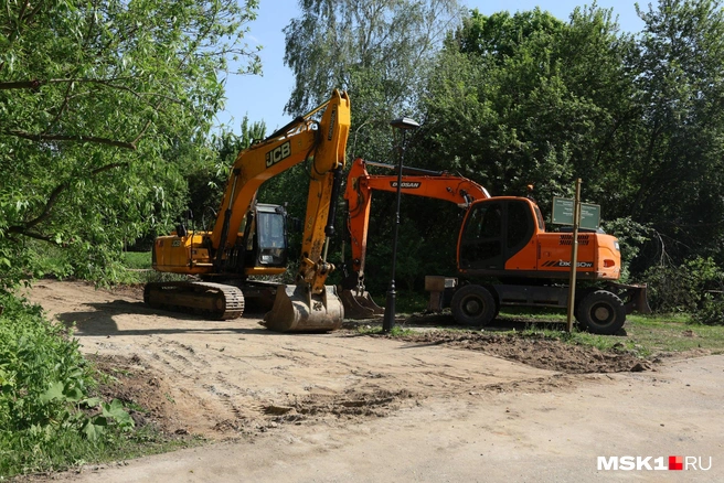 Благоустройство началось в парке «Коломенское»&nbsp;— уничтожают мощеную дорогу | Источник: Артем Устюжанин / MSK1.RU