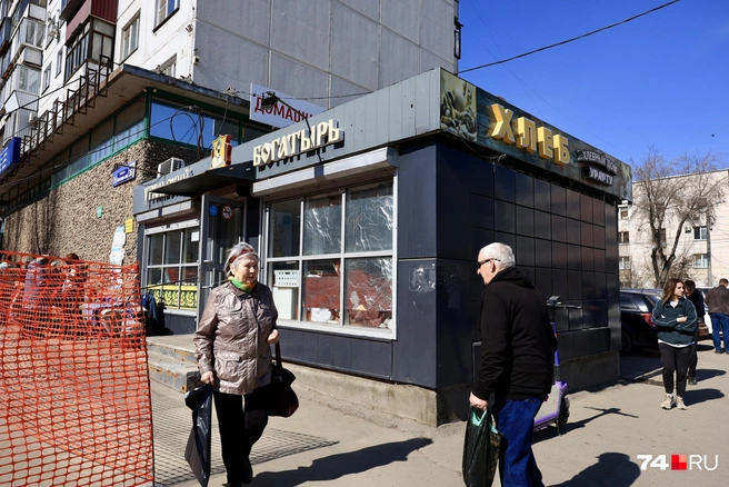 Конкретно этот павильон, правда, не слишком препятствует благоустройству | Источник: Михаил Шилкин