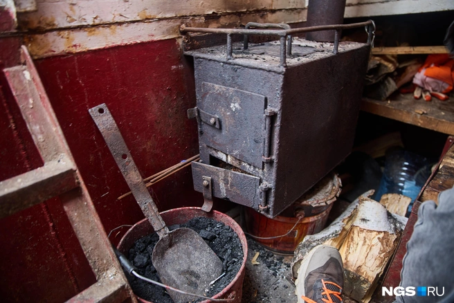 В промежутках между непосредственно выловом рыбы рыбаки спускаются в кубрик погреться | Источник: Александр Ощепков / NGS.ru